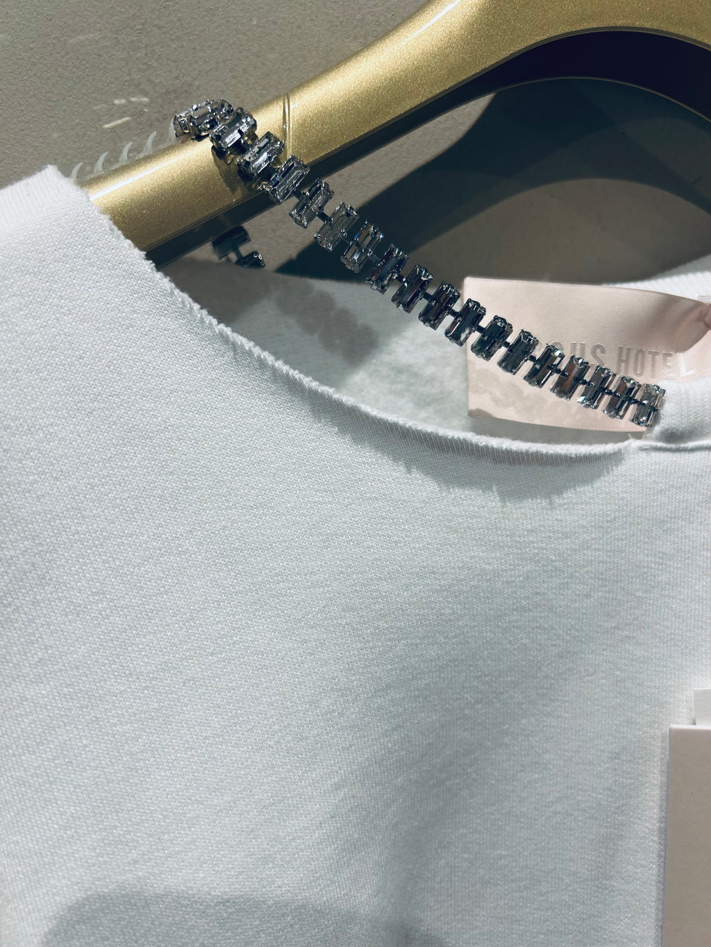 Felpa bianca con girocollo strass