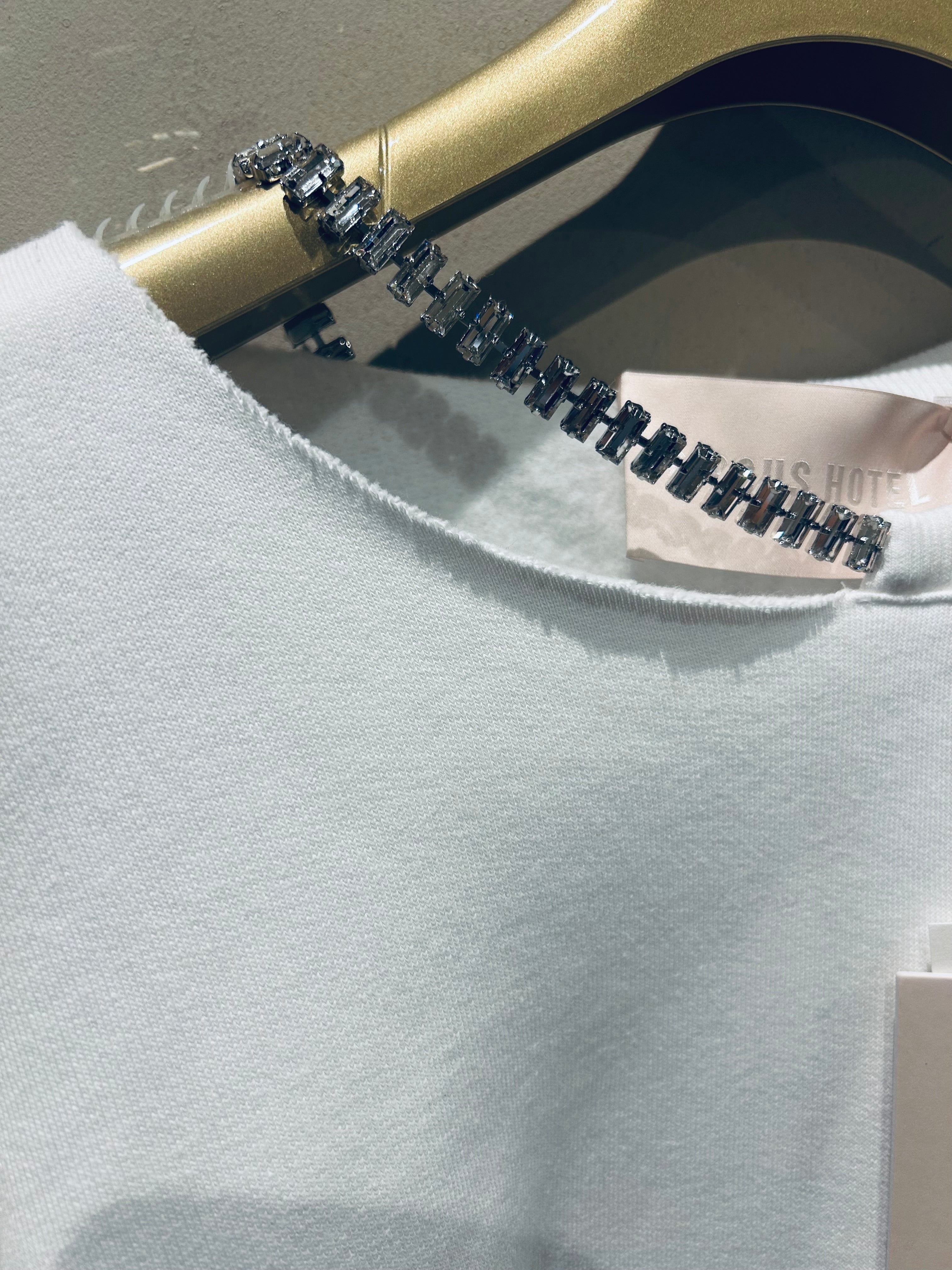 Felpa bianca con girocollo strass