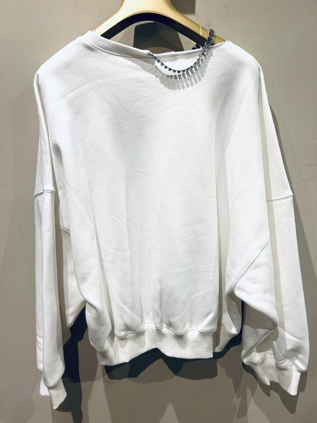 Felpa bianca con girocollo strass